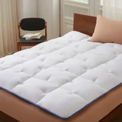 Casabel surmatelas enveloppant 90x190 cm en microfibre respirante, ultra moelleux, anti-acariens, avec liseré bleu Discount