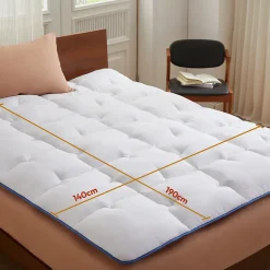 Casabel surmatelas enveloppant 140x190 cm en microfibre respirante, ultra moelleux, anti-acariens, avec liseré bleu Online