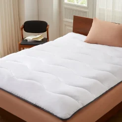 Casabel Surmatelas 140x190 cm en Microfibre Rerspirante, Ultra Moelleux, Anti-Acariens, Liseré Gris, Idéal Matelas 2 places