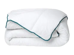 Vente-unique Couette chaude recyclée de DREAMEA en microfibre - 140 x 200 cm - 350 gr/ m² - Biais bleu - ROSA New