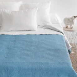 Linnea Couverture pure laine vierge Woolmark 500g/m² VOLTA 180x240 cm Bleu Azur