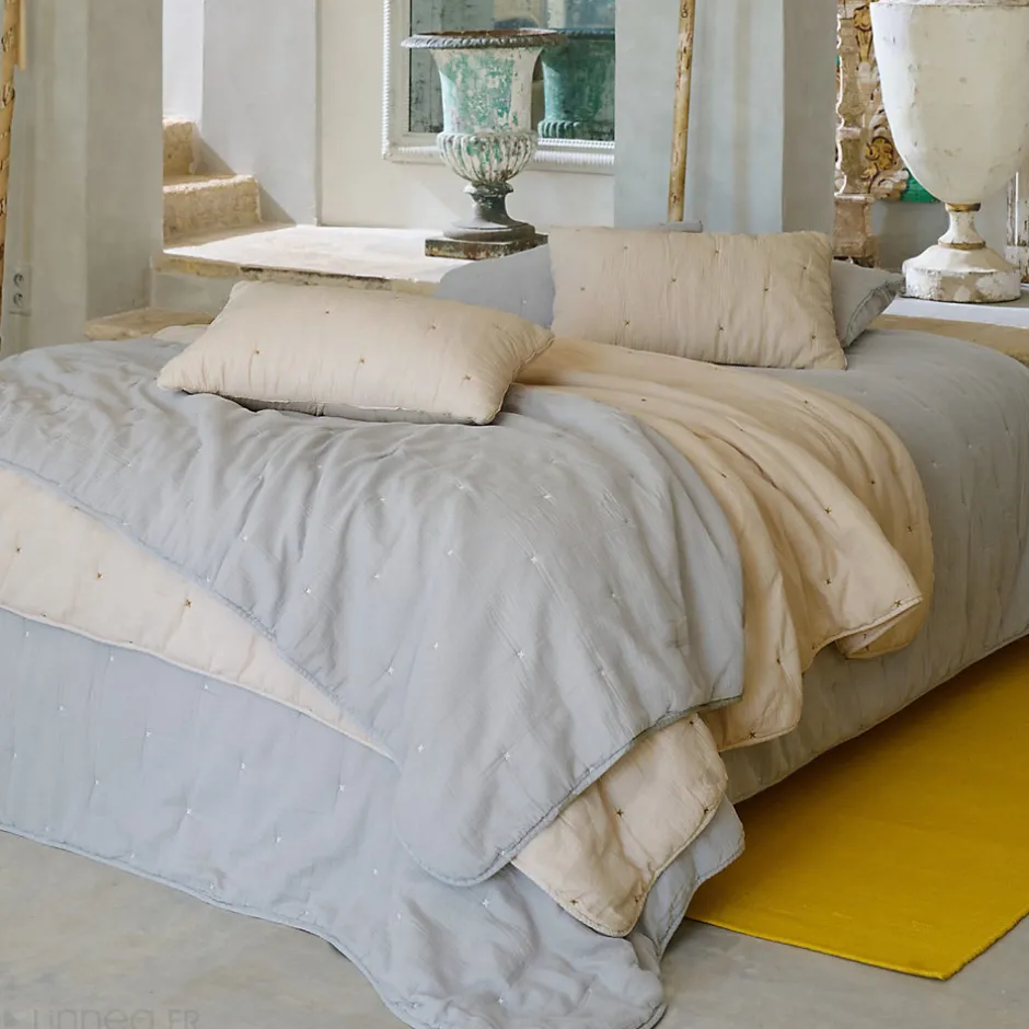 Linnea Couvre lit capitonné en mousseline de coton 260x240 cm ANDROS bleu lichen