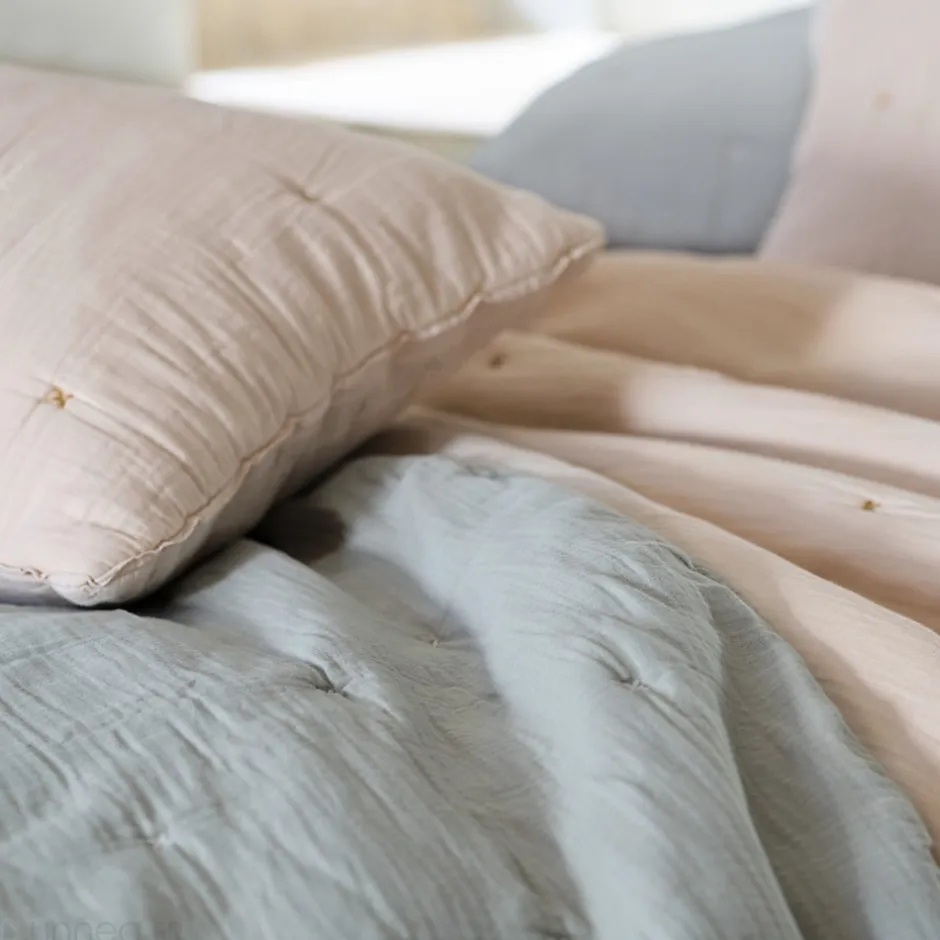 Linnea Couvre lit capitonné en mousseline de coton 260x240 cm ANDROS bleu lichen