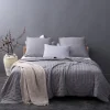 Linder Couvre lit matelassé et moelleux (230x250 cm - Gris clair)