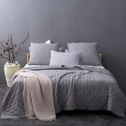Linder Couvre lit matelassé et moelleux (180x240 cm - Gris clair)