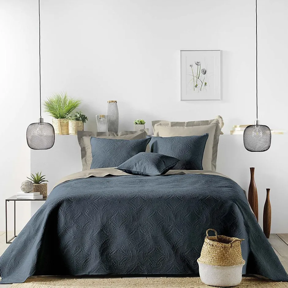 Douceur D'Intérieur Couvre-lit 2 personnes matelassé 220x240 microfibre unie Romane bleu Hot