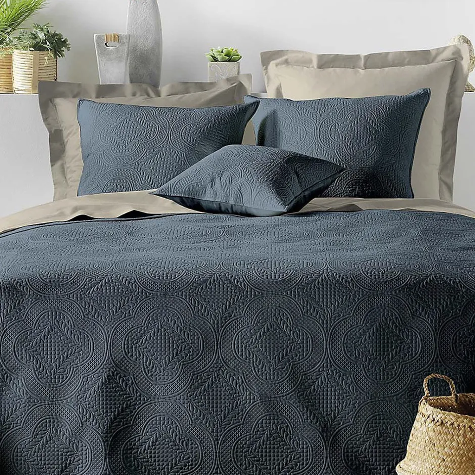 Douceur D'Intérieur Couvre-lit 2 personnes matelassé 220x240 microfibre unie Romane bleu Hot