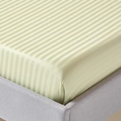 Homescapes Drap plat satin rayé en coton égyptien 330 fils vert sauge, 240x275 cm -