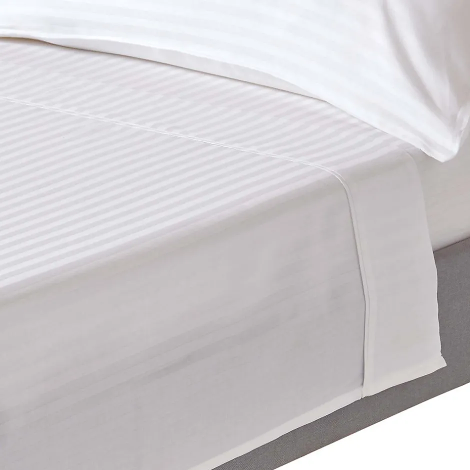 Homescapes Drap plat satin rayé en coton égyptien 330 fils blanc, 240x275 cm -