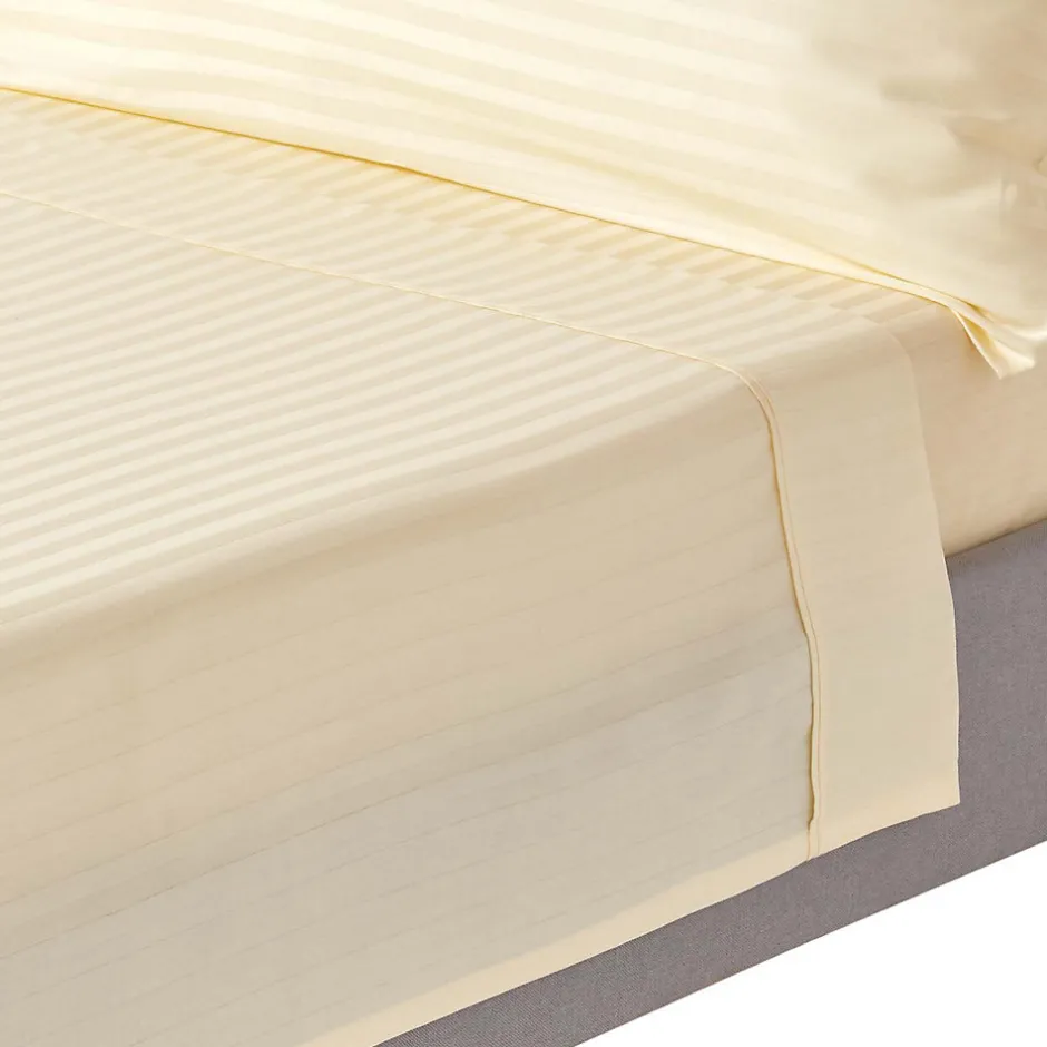 Homescapes Drap plat satin rayé en coton égyptien 330 fils jaune pâle, 230x255 cm -