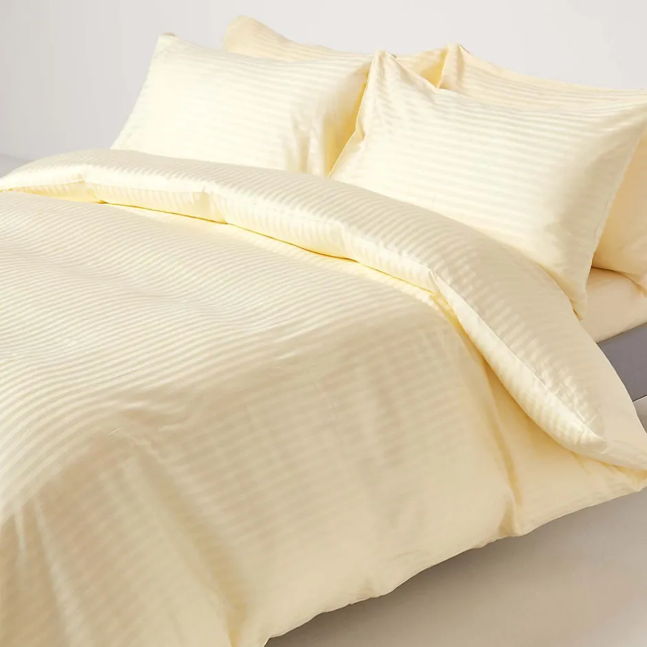 Homescapes Drap plat satin rayé en coton égyptien 330 fils jaune pâle, 230x255 cm -