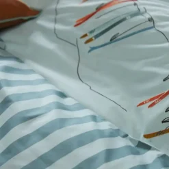 Linnea Housse de couette brodée 240x220 cm en percale de coton PASSE MONTAGNE bleu givré Outlet