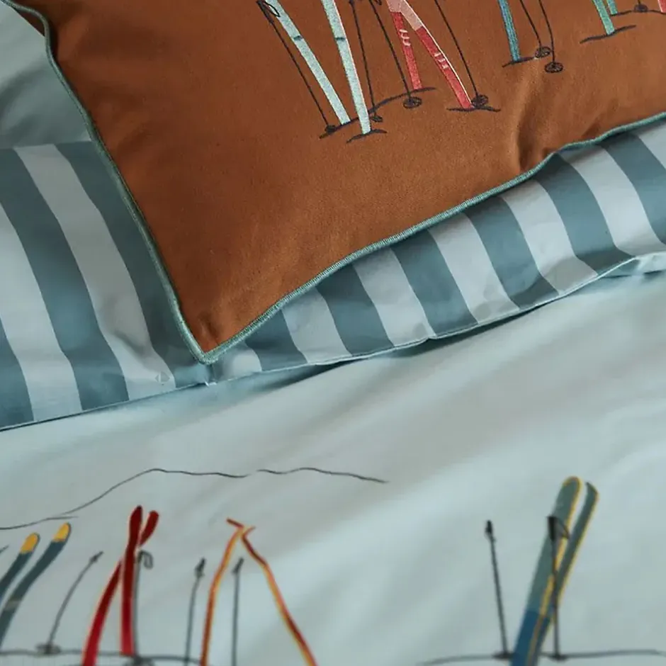 Linnea Housse de couette brodée 240x220 cm en percale de coton PASSE MONTAGNE bleu givré Outlet