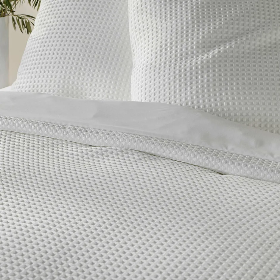 Douceur D'Intérieur Housse de couette 240x220 cm + 2 taies Microfibre gaufrée unie blanche ABELIA