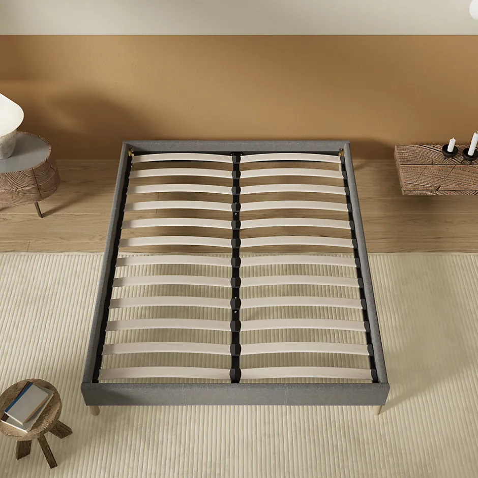 November Lit avec sommier lattes en bois - 140x190 cm - Tissu Gris - Pieds en bois