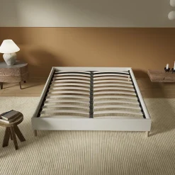 November Lit avec sommier lattes en bois - 140x190 cm - Tissu Blanc - Pieds en bois
