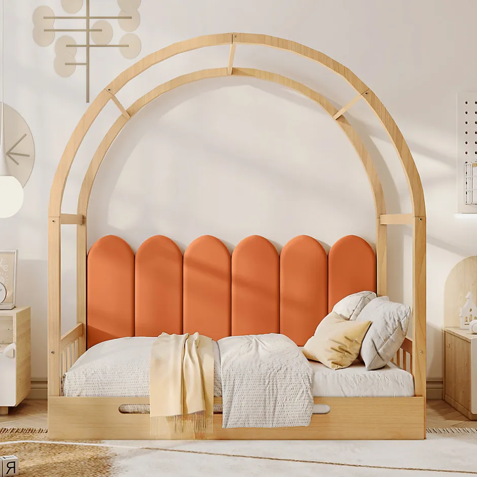 Okwish Lit gigogne cabane enfant 140x200 cm avec toit arqué et coussins en velours - pin massif naturel et orange