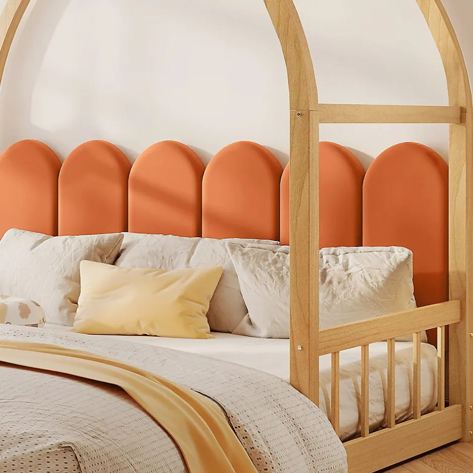 Okwish Lit gigogne cabane enfant 140x200 cm avec toit arqué et coussins en velours - pin massif naturel et orange