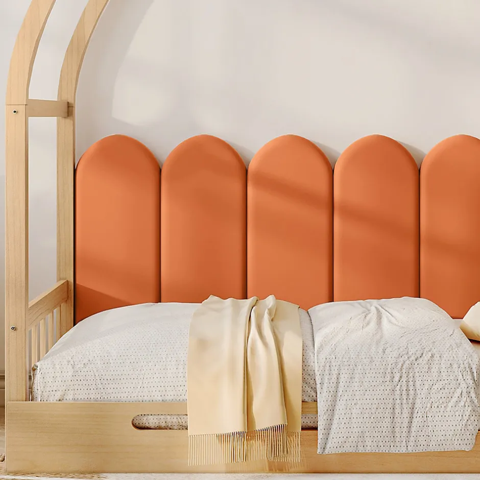 Okwish Lit gigogne cabane enfant 140x200 cm avec toit arqué et coussins en velours - pin massif naturel et orange