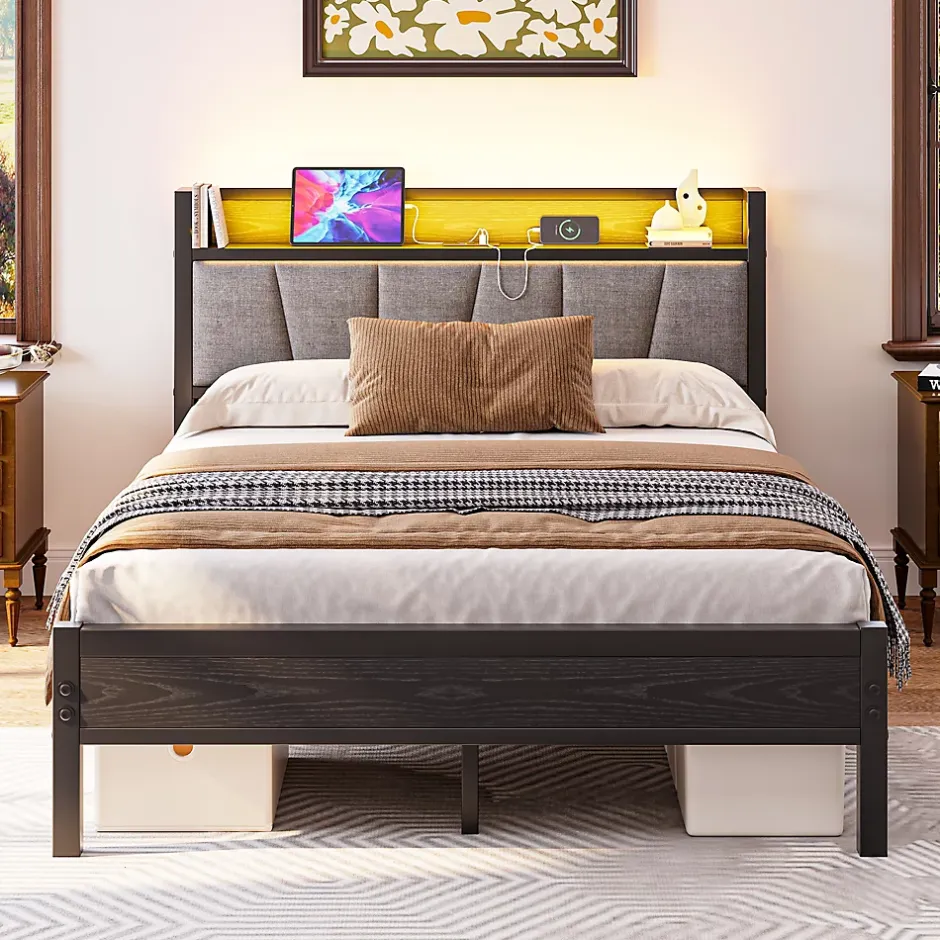 Redom Lit 140x190 cm avec tête de lit rembourrée, cadre métal noir, éclairage LED intégré et rangement Hot