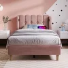 Redom Lit 90x200 cm avec tête de lit à panneaux, tapissé velours rose et station de charge USB-C intégrée