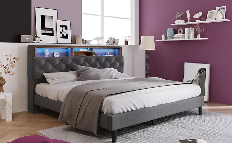 Redom Lit 140x200 cm avec tête de rangement et bande LED, cadre bois massif tapissé lin gris, rangements intégrés Clearance