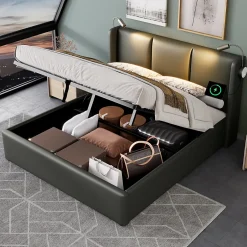 Redom Lit 140x200 cm coffre avec sommier relevable, tête de lit tapissée PU gris et lampe de lecture à chargeur USB