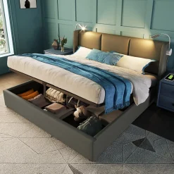Redom Lit 140x200 cm coffre avec sommier relevable, tête de lit tapissée PU gris et lampe de lecture à chargeur USB