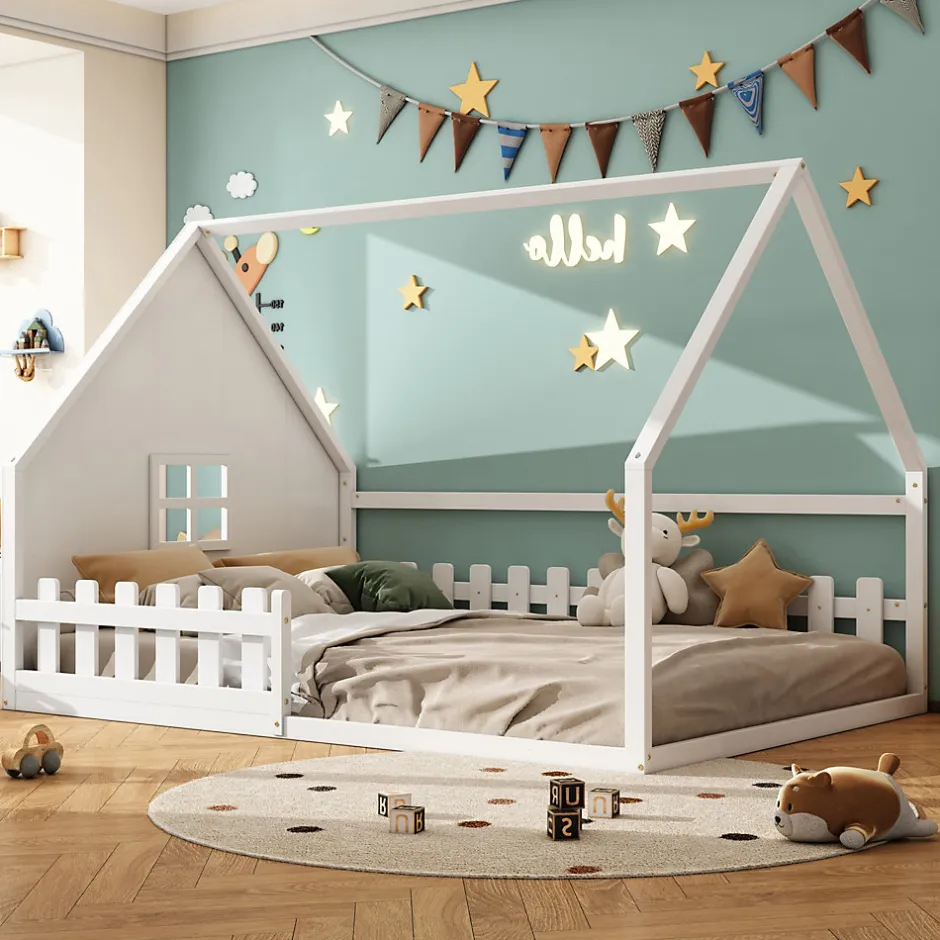 Enfant Redom Lit 140x200 cm en pin et MDF en forme de maison avec barrières, finition blanche, design enfantin moderne