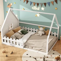 Enfant Redom Lit 140x200 cm en pin et MDF en forme de maison avec barrières, finition blanche, design enfantin moderne