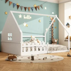Enfant Redom Lit 140x200 cm en pin et MDF en forme de maison avec barrières, finition blanche, design enfantin moderne