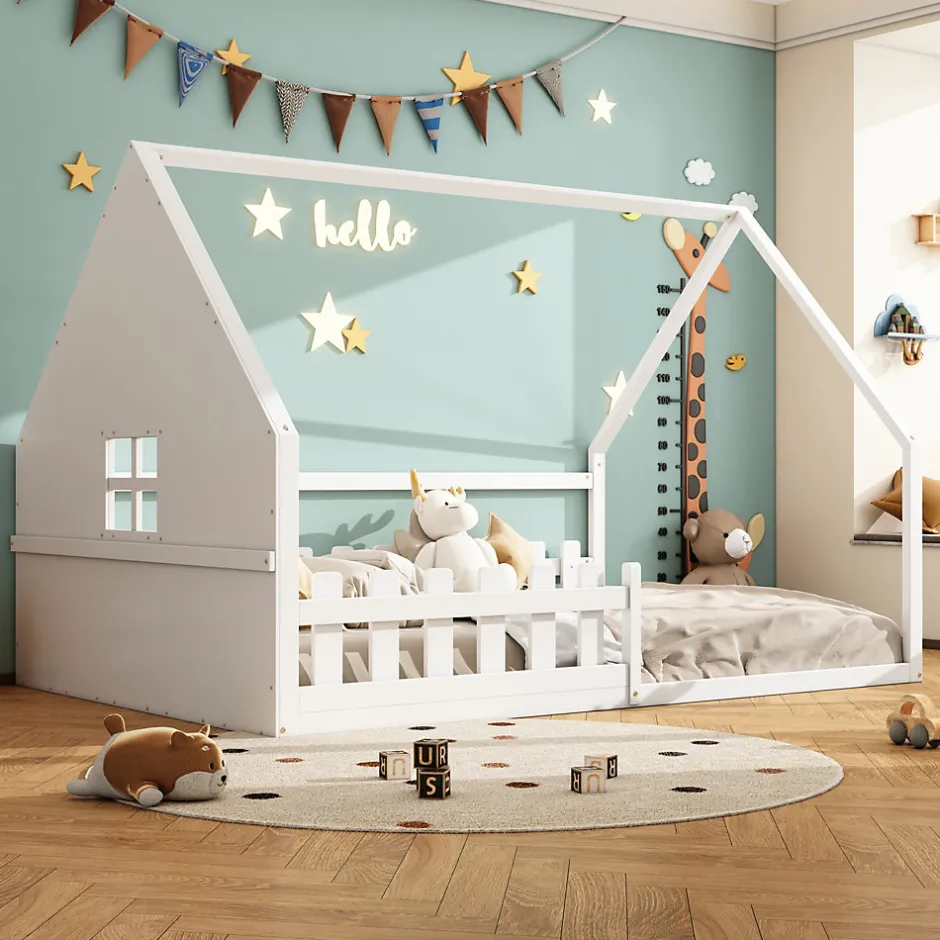 Enfant Redom Lit 140x200 cm en pin et MDF en forme de maison avec barrières, finition blanche, design enfantin moderne