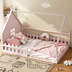 Redom Lit 140x200 cm en pin et MDF forme maisonnette avec garde-corps intégré, coloris rose, design enfant sécurisé Clearance