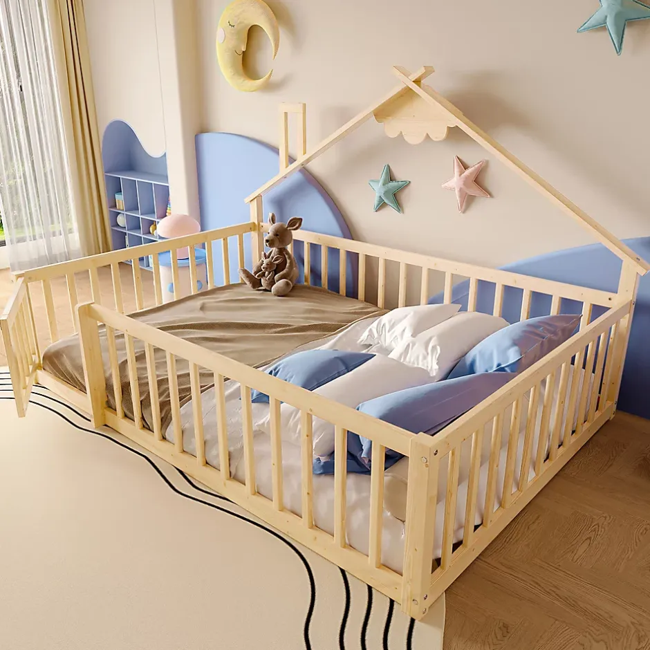Redom Lit 140x190 cm en pin naturel avec balustrade 32 cm et serrure, style maisonnette pour enfant Hot