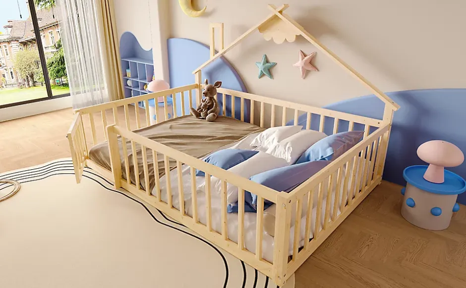 Redom Lit 140x190 cm en pin naturel avec balustrade 32 cm et serrure, style maisonnette pour enfant Hot