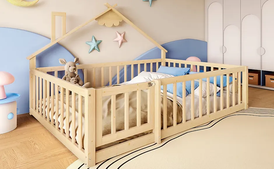 Redom Lit 140x190 cm en pin naturel avec balustrade 32 cm et serrure, style maisonnette pour enfant Hot