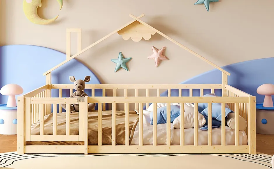Redom Lit 140x190 cm en pin naturel avec balustrade 32 cm et serrure, style maisonnette pour enfant Hot