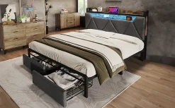 Redom Lit 140x200 cm tête de lit avec rangement et tiroirs, cadre métal et tissu lin gris, LED et station USB New
