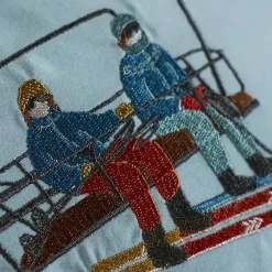 Linnea Parure de lit brodée 3 pièces : housse 240x220 cm et taies 50x80 cm en percale de coton PASSE MONTAGNE bleu givré Best