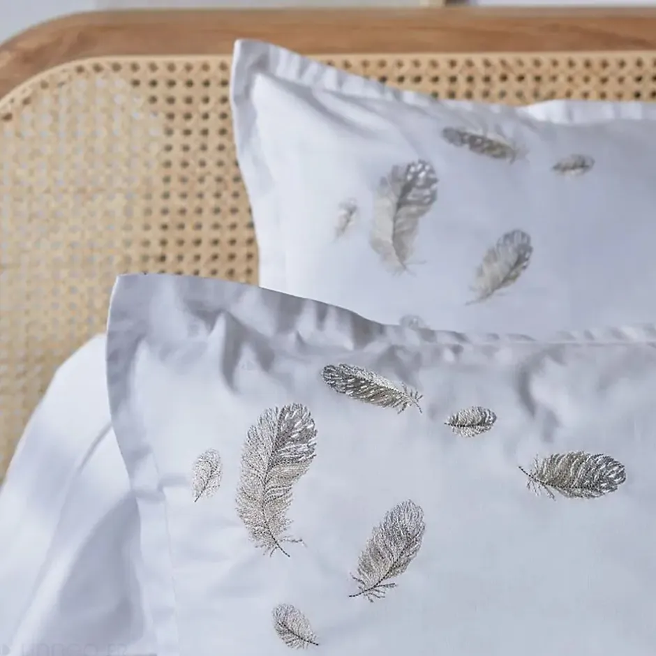 Linnea Parure de lit brodée 3 pièces : housse 260x240 cm et taies 50x70 cm en satin de coton NINA blanc Sale