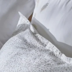 Linnea Parure de lit brodée 3 pièces : housse 260x240 cm et taies 50x70 cm en satin de coton NINA blanc Sale