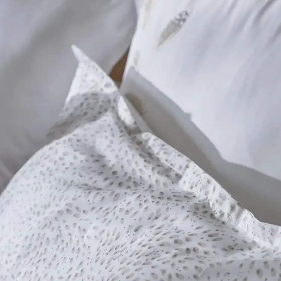 Linnea Parure de lit brodée 3 pièces : housse 260x240 cm et taies 50x70 cm en satin de coton NINA blanc Sale