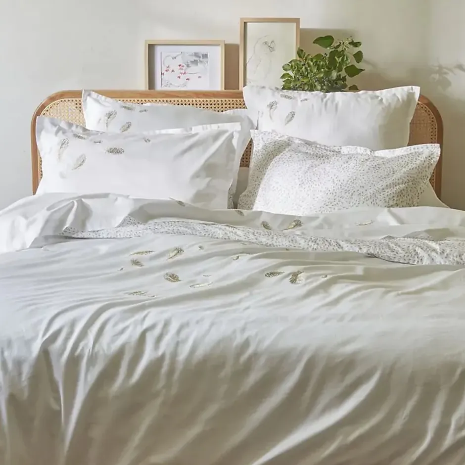 Linnea Parure de lit brodée 3 pièces : housse 260x240 cm et taies 50x70 cm en satin de coton NINA blanc Sale