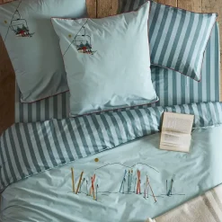 Linnea Parure de lit brodée 3 pièces : housse 200x200 cm et taies 50x80 cm en percale de coton PASSE MONTAGNE bleu givré