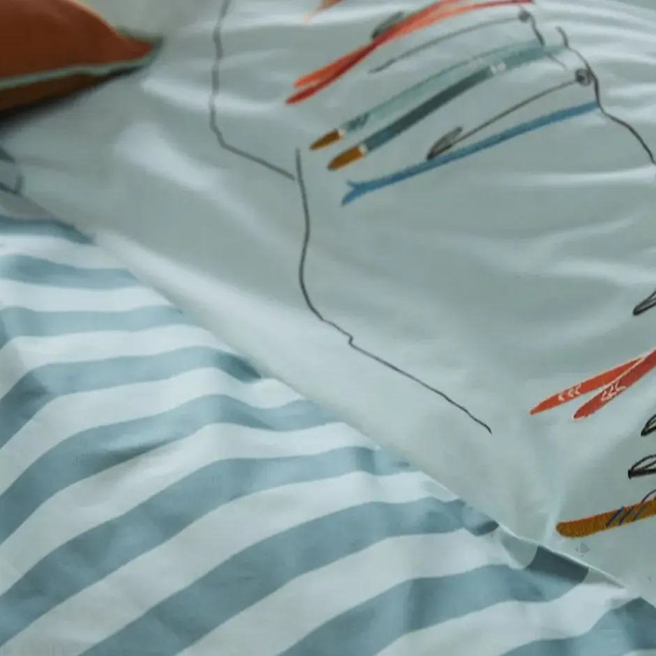 Linnea Parure de lit brodée 3 pièces : housse 200x200 cm et taies 50x80 cm en percale de coton PASSE MONTAGNE bleu givré