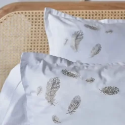 Linnea Parure de lit brodée 3 pièces : housse 250x220 cm et taies 50x80 cm en satin de coton NINA blanc