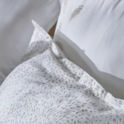 Linnea Parure de lit brodée 3 pièces : housse 250x220 cm et taies 50x80 cm en satin de coton NINA blanc