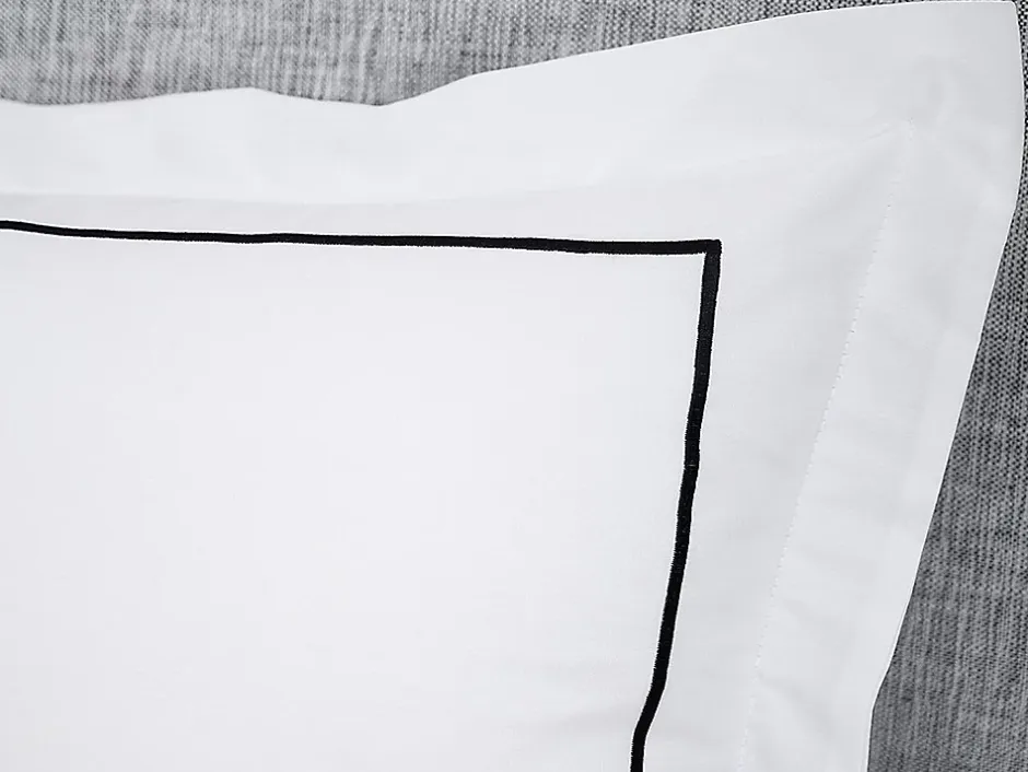 Vente-unique Parure de lit percale de coton 80 fils/cm² - Housse de couette 220 x 240 cm + 2 taies d'oreiller - Blanc bourdon noir - CHARMY Outlet