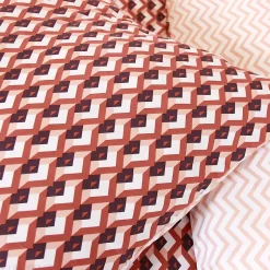 Linnea Parure de lit 240x220 cm en microfibre TIAGOH rouge motif géométrique 3 pièces Sale
