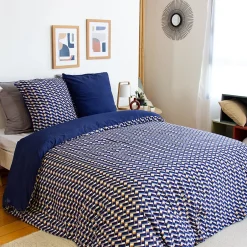 Linnea Parure de lit 260x240 cm en microfibre LOSS bleu foncé motif géométrique 3 pièces